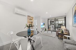 Phillip 2-bed: Chic Interiors, Amazing Amenities