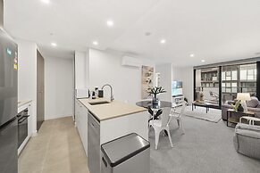 Phillip 2-bed: Chic Interiors, Amazing Amenities
