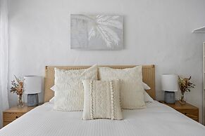 Chic 2-bed Cabin-style Home by Mooloolaba Beach