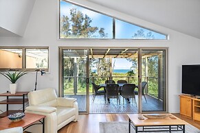 3-bed Seaside Serenity Escape at Long Beach