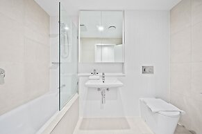 Inner-city 2-bed With Large Balcony, Garden & Gym