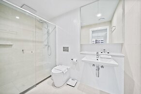 Inner-city 2-bed With Large Balcony, Garden & Gym