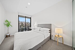 Inner-city 2-bed With Large Balcony, Garden & Gym