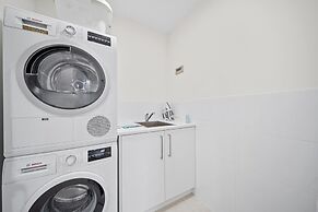 Inner-city 2-bed With Large Balcony, Garden & Gym