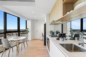 Stylish 1-bed With Pool Gym & Stunning Views