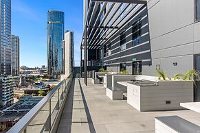 Stylish 1-bed With Pool Gym & Stunning Views