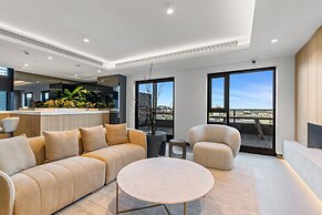 Stylish 1-bed With Pool Gym & Stunning Views