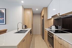 Cosy 1-bed With River Views, Pool, Gym & BBQ