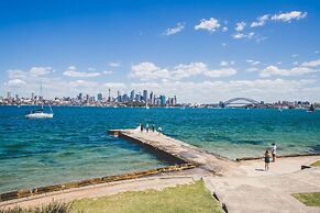 Art Deco 2-bed Close to City and Harbour