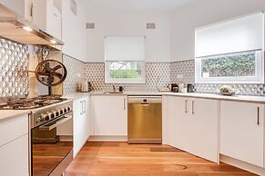 Art Deco 2-bed Close to City and Harbour