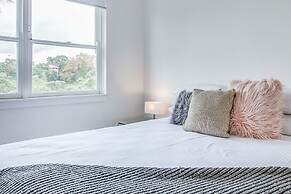 Art Deco 2-bed Close to City and Harbour