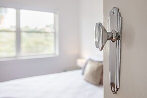 Art Deco 2-bed Close to City and Harbour