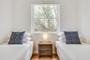 Art Deco 2-bed Close to City and Harbour