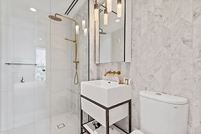 Chic 2-bed With Free Parking in South Yarra