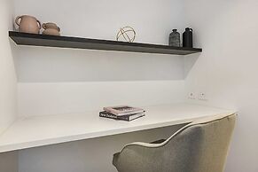 Modern, Executive 1 Bedroom Apartment With Balcony