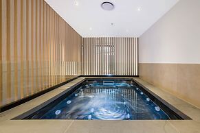 Modern, Executive 1 Bedroom Apartment With Balcony