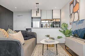 Modern, Executive 1 Bedroom Apartment With Balcony