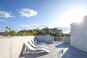 Bayfront Holiday Retreat With Parking