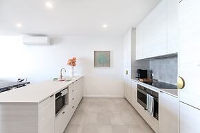 Bayfront Holiday Retreat With Parking