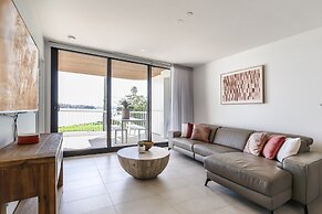Bayfront Holiday Retreat With Parking
