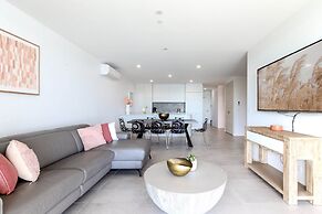 Bayfront Holiday Retreat With Parking