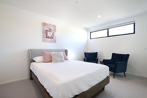 Bayfront Holiday Retreat With Parking