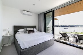 Bayfront Holiday Retreat With Parking