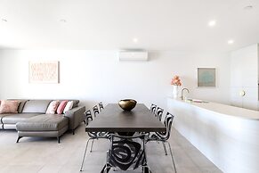 Bayfront Holiday Retreat With Parking