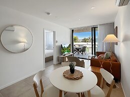 Joy at Ohana: Balcony & Pool Overlooking the Bay