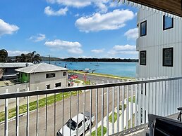 Joy at Ohana: Balcony & Pool Overlooking the Bay
