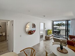 Joy at Ohana: Balcony & Pool Overlooking the Bay