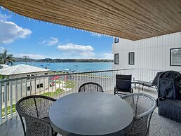 Joy at Ohana: Balcony & Pool Overlooking the Bay