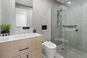 Contemporary 2-bed Haven With Swimming Pool