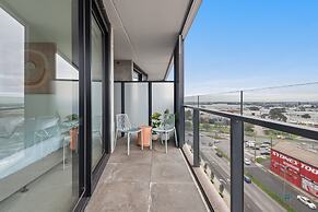 Contemporary 2-bed Haven With Swimming Pool