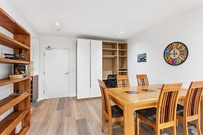 Madecomfy Spacious Canberra Living With Courtyard