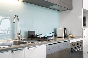 Chic 1 Bed Inner-city Retreat With Pool and Views
