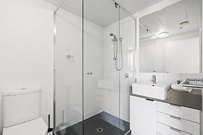 Chic 1 Bed Inner-city Retreat With Pool and Views