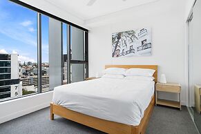 Chic 1 Bed Inner-city Retreat With Pool and Views