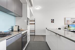 Chic 1 Bed Inner-city Retreat With Pool and Views