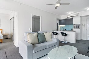 Chic 1 Bed Inner-city Retreat With Pool and Views