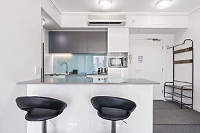 Chic 1 Bed Inner-city Retreat With Pool and Views