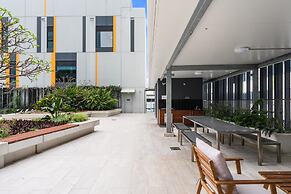 Chic 1 Bed Inner-city Retreat With Pool and Views