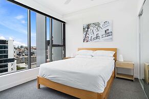 Chic 1 Bed Inner-city Retreat With Pool and Views