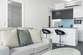Chic 1 Bed Inner-city Retreat With Pool and Views