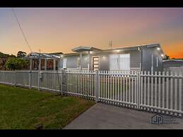 Elegant Beachside Retreat With Luxurious Amenities