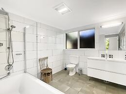 Riverside 3-bed Townhouse With Spacious Deck & BBQ