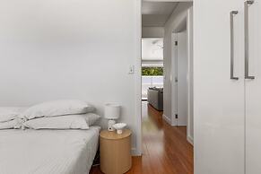 Relaxing 2-bed Home Close to Beaches and Parks