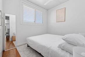 Relaxing 2-bed Home Close to Beaches and Parks