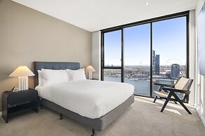 Stunning 2-bed Apartment With Water Views