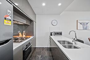 Stylish 1-bed Retreat Steps From Foreshore